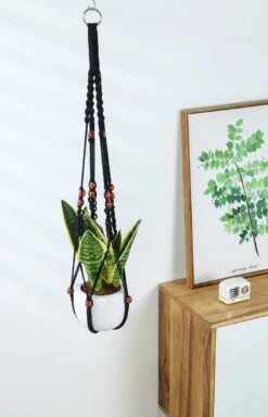 4 Stuks Zwarte Macrame Plantenhangers - Boho Handgeweven Katoen Hangpot Voor Binnen/Buiten - Hangende Bloempot Met Kralen - Macramé Touw/Koord Hangplant Houder - Bohemian Wandhanger Decoratie - Plant Hanger - Verticale Tuin Bloempothouder Planthanger -Tuinwerk Verkoop 772x1200 2